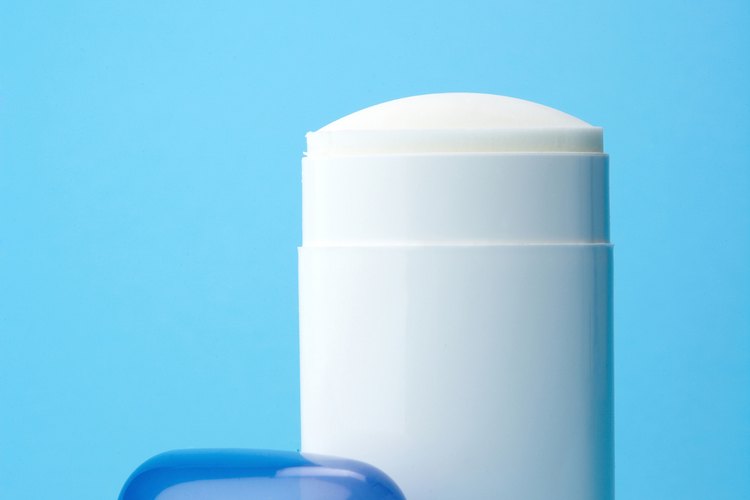 Aunque el desodorante es una gran herramienta para disuadir el olor corporal, los ingredientes tienen tendencia a acumularse en las axilas de la ropa, sobre todo en la de colores claros.