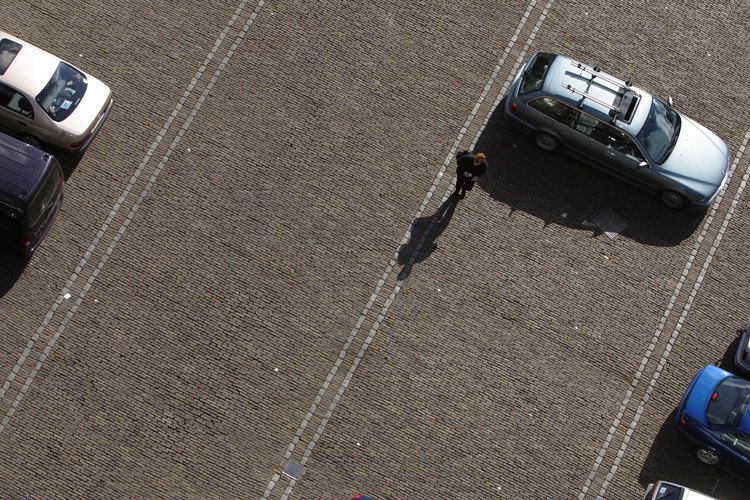 El asfalto y el concreto son materiales utilizados ampliamente en la construcción de estacionamientos.
