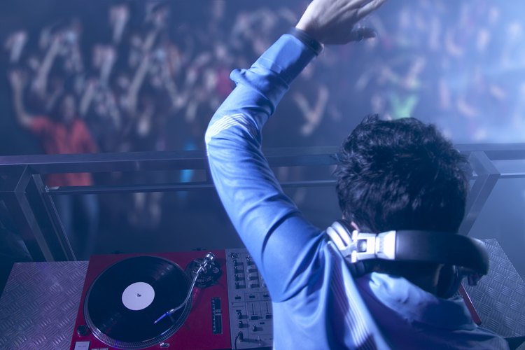Consigue trabajo como DJ.