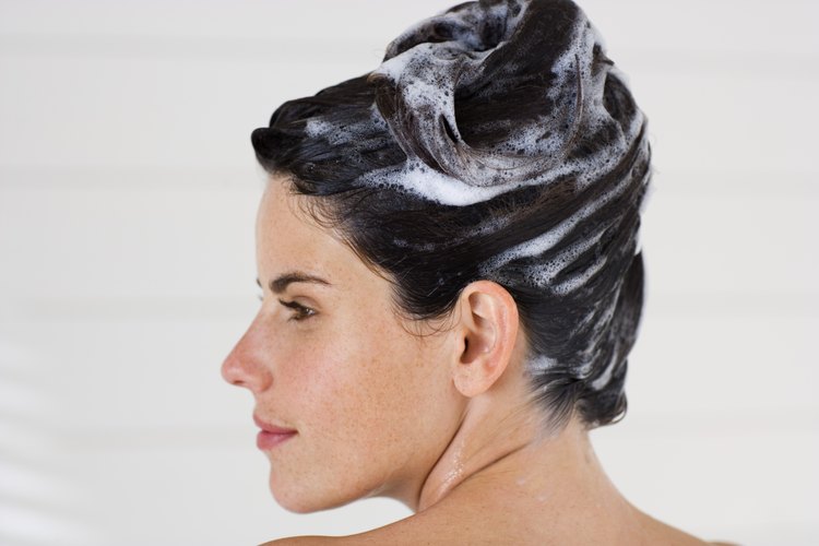 Rejuvenece el cabello seco y dañado con una receta de champú hidratante.