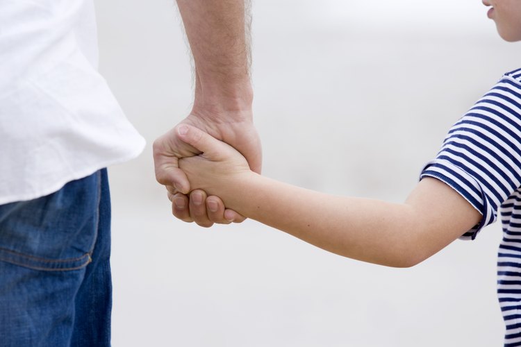 Padre llevando a un niño de la mano.