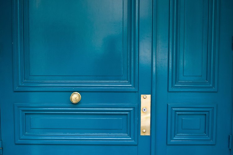 Se necesita más que solo pintura negra para oscurecer un color azul claro.