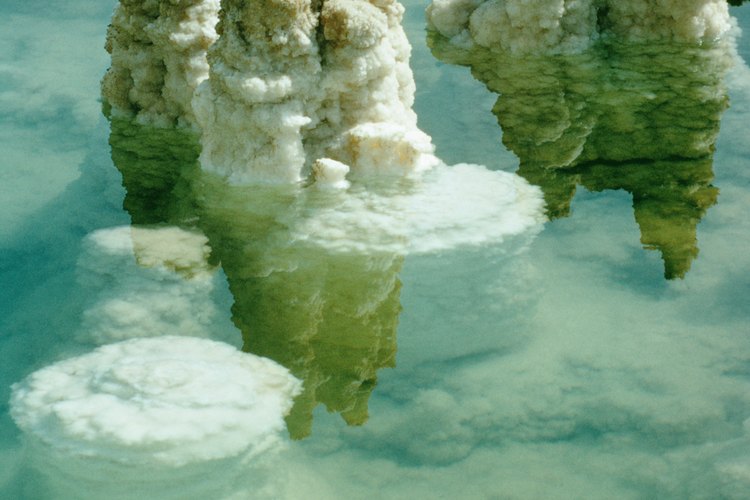 La piedra de sal se cosecha de depósitos de sal naturales.