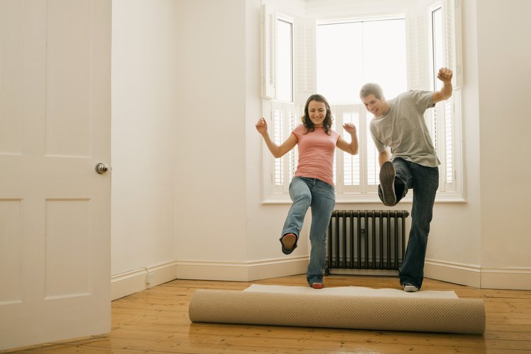 Teñir una alfombra es una manera fácil para cambiar el aspecto de tu dormitorio, o para cubrir una alfombra anticuada o manchada.