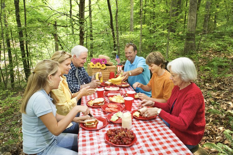 Cada lugar de acampaje en el campamento Protection Mountain tiene una mesa para comidas campestres.