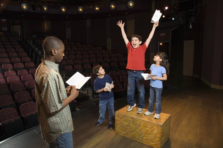 Introduce a tu hijo adolescente a las artes teatrales inscribiéndolo en clases de actuación.