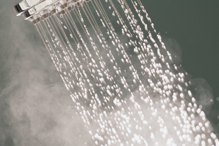 Disfruta de una ducha caliente mientras eliminas las arrugas del tul con cuentas.