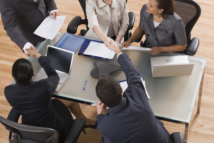 La cortesía ayuda a asegurar la comunicación y el éxito en el lugar de trabajo.