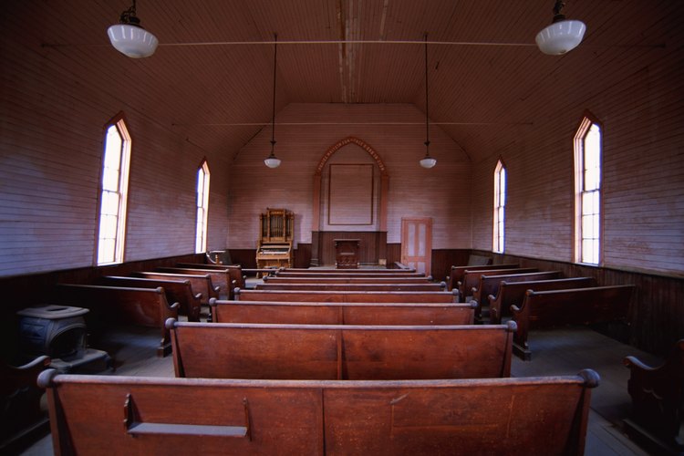 El interior de una iglesia vacía.