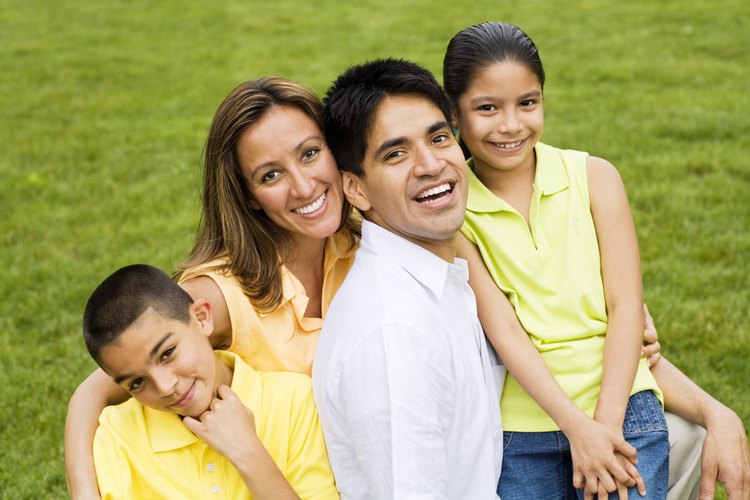 Los padres biológicos deben proporcionar a sus hijos bienestar emocional, financiero y físico.