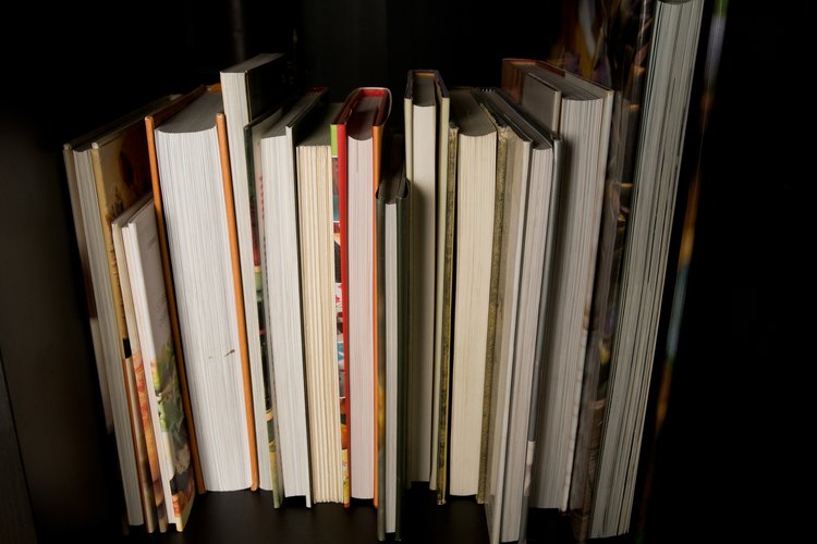 Acomoda los libros prolijamente en un estante.
