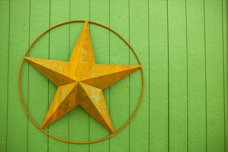 Una estrella de cinco puntas dentro de un círculo se llama pentáculo.