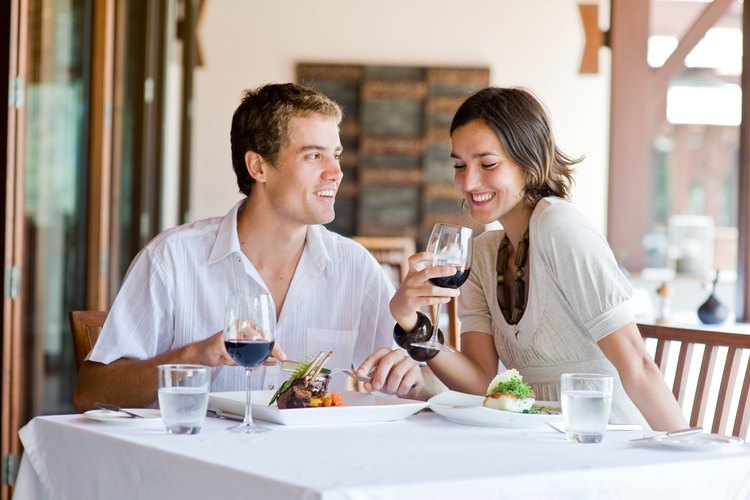 Joven pareja en un restaurante.