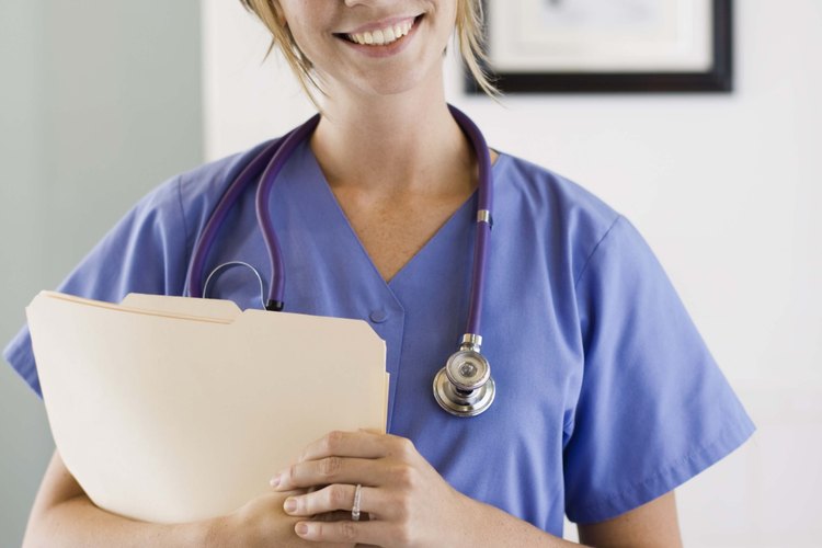 Las enfermeras capacitadas tanto ADN como BSN proveen atención en el cuidado del paciente.
