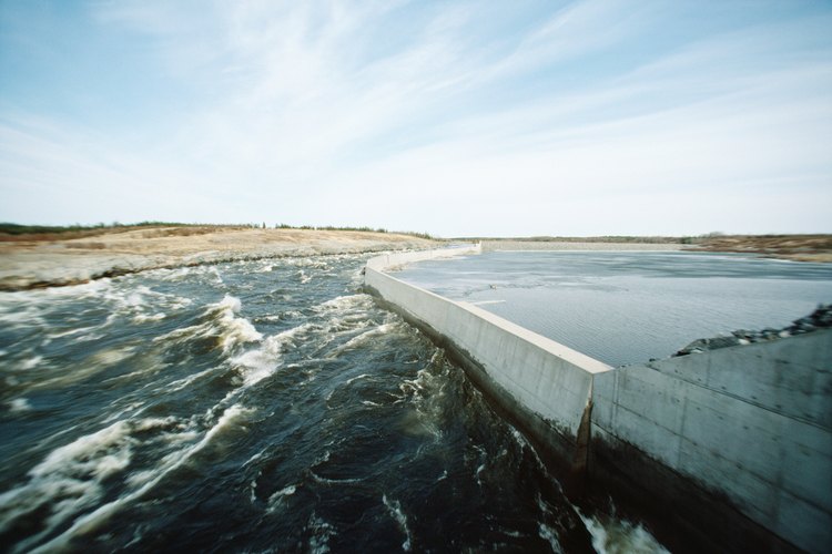 Los ingenieros civiles compilan cálculos para desarrollar sistemas de control para inundaciones en embalses y presas.