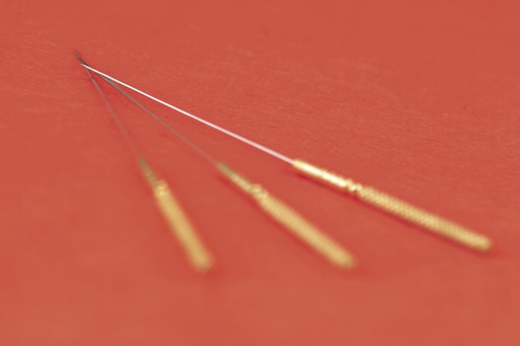 Las agujas para perforaciones corporales (body piercing) son empaquetadas en pequeñas bolsas y luego colocadas en autoclaves para su esterilización previa a la perforación.