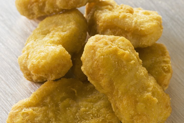 Los nuggets de pollo hechos en casa pueden ser menos costosos (y más nutritivos) que los de los restaurantes.