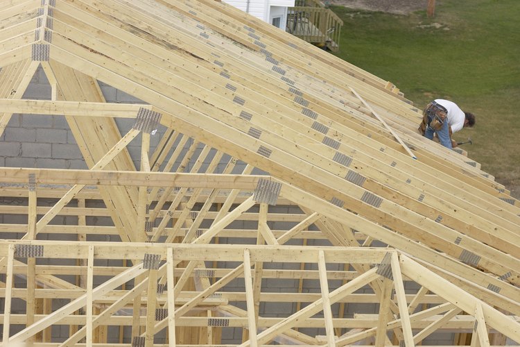 El recorte de los extremos de las vigas, o cabrios, forma parte de la instalación de la fascia.