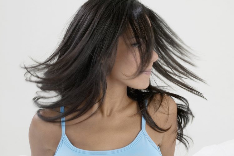 Pasar de pelo rubio a cualquier color oscuro puede ser fastidioso para la paciencia y para el cabello.