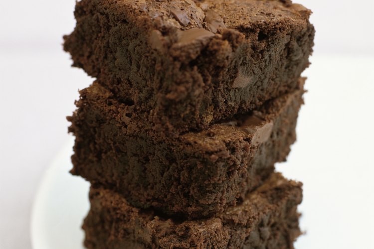 Espera que tus brownies se enfríen antes de apilarlos sobre tu plato.