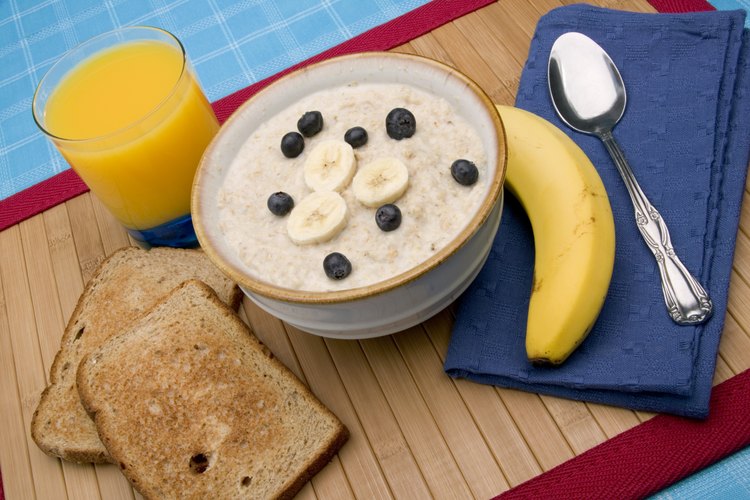 Agrega frutas al día siguiente después del remojo y calienta la avena con el yogur.
