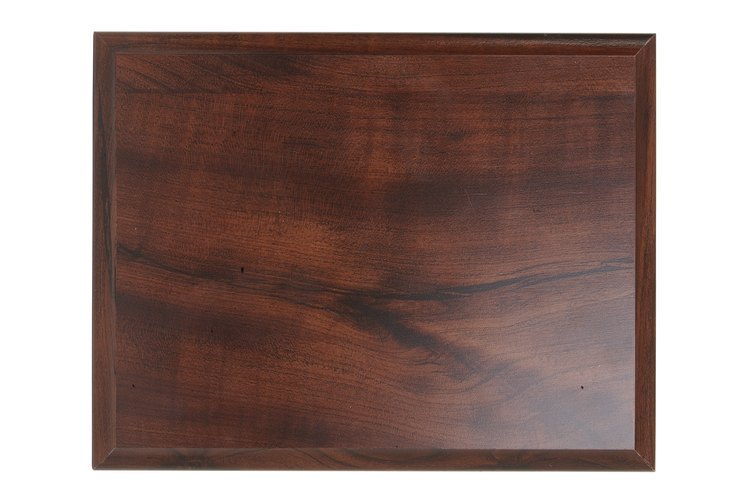 Repara tus muebles y superficies de madera chapada siguiendo unos cuantos pasos.