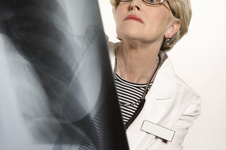 Doctora examinando una radiografía.