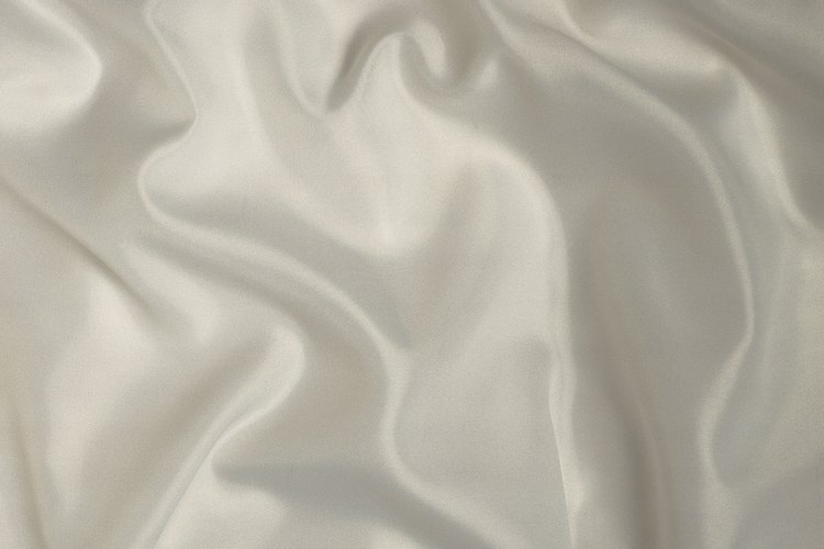La seda es demasiado blanca para tolerar los tratamientos con sustancias químicas fuertes.