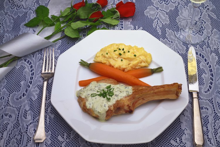Freír las chuletas es la mejor manera de mantenerlas tiernas.