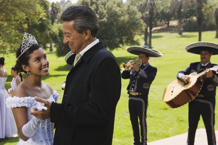 Un padre bailando con su hija en unos quince años.