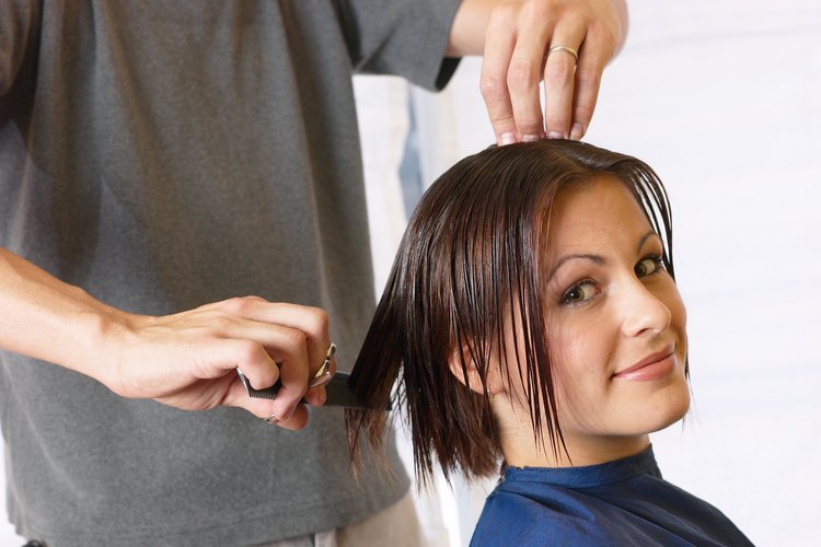Tener a alguien que corte tu cabello o el de tus hijos puede ahorrarte cientos de dólares cada año.