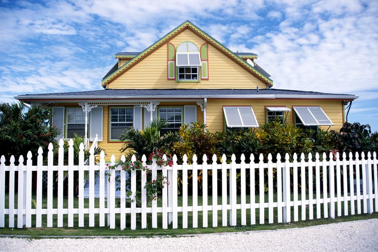 Casa con cerca blanca en la isla de Gran Bahama, Bahamas.