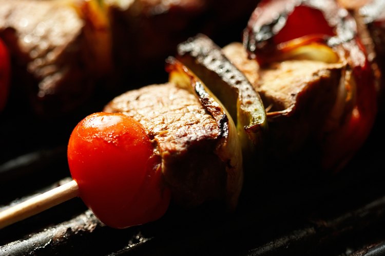 Hay muchas maneras de impedir que se quemen los palillos de los kebabs.
