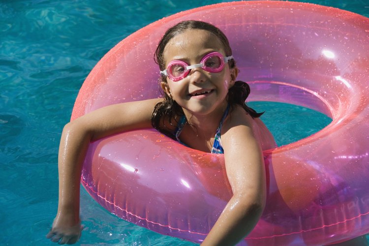 Instala una bomba y filtro para tener agua limpia en tu piscina.