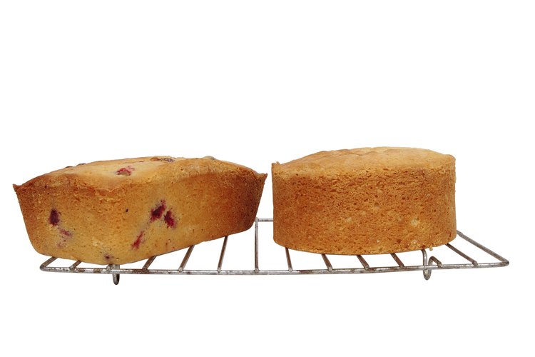 Puedes dejar enfriar tus pasteles en el molde; las rejillas de refrigeración de alambre permiten que el aire fluya mejor.
