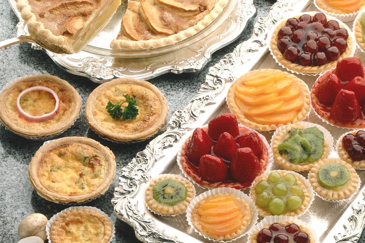 Las tartas oscilan mucho en tamaño y amenudo se rellenan con fruta.