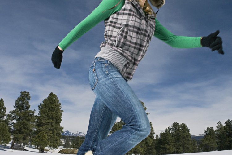 Al meter bien las perneras de tus pantalones vaqueros evitarás que tus botas se abulten.