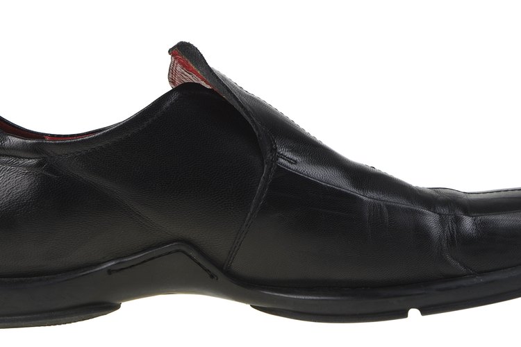 La reparación de los zapatos de cuero arrugado puede hacerse con la técnica adecuada.