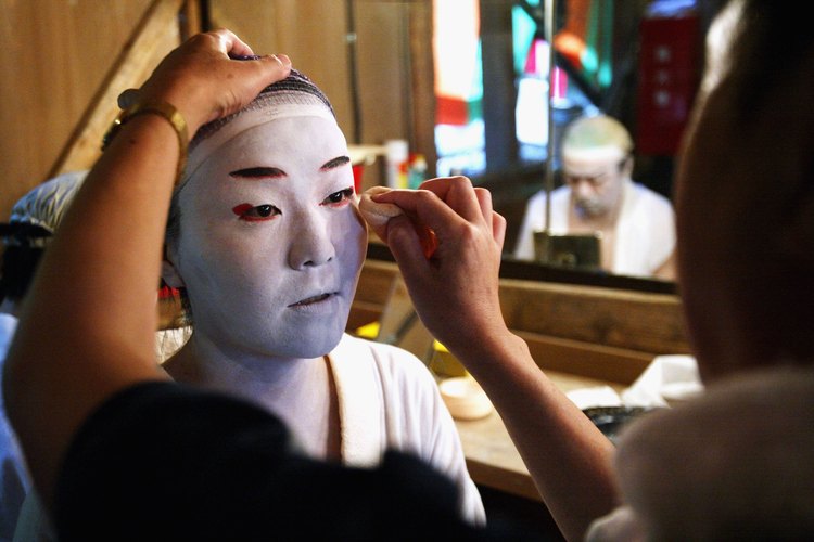 Todo maquillaje Kabuki comienza con una gruesa capa de pintura facial blanca.