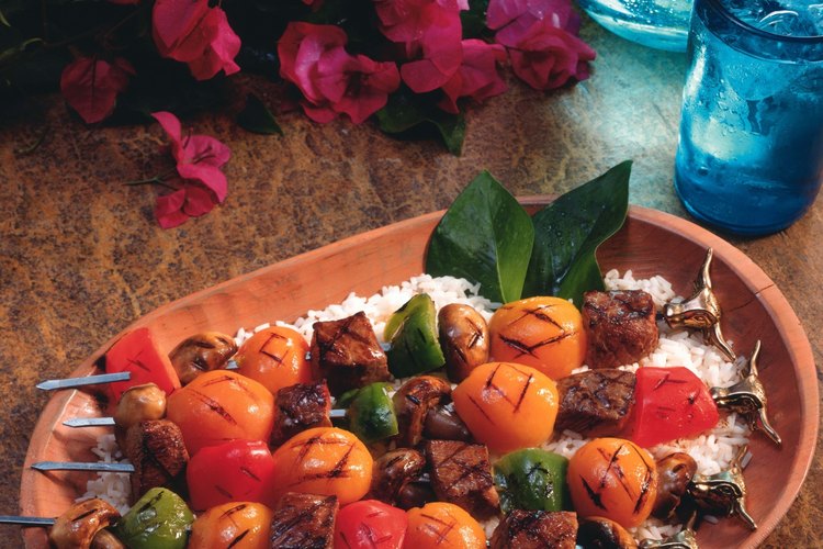 Sirve guarniciones que complementen el sabor de las brochetas de carne.