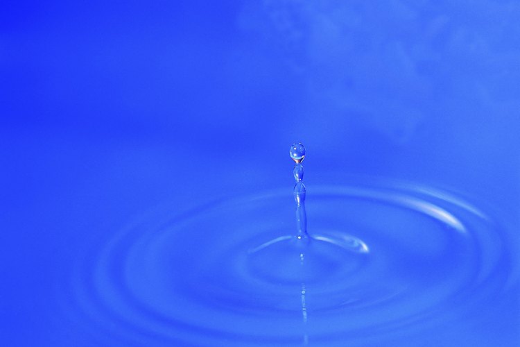 El agua es un ejemplo de materia en una fase líquida.