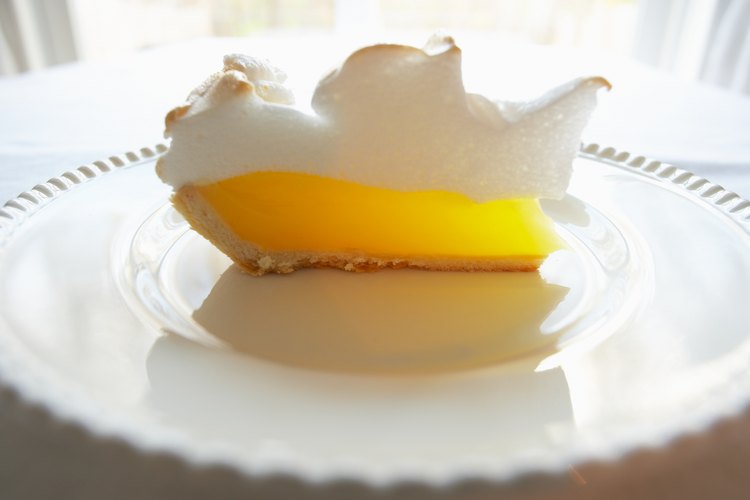 Sigue los pasos para hacer un pastel y que el merengue no se derrita.