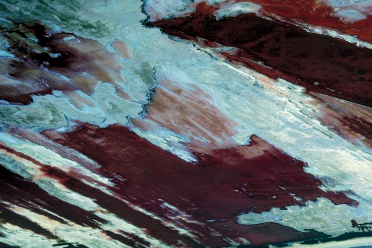La sal marina junto con el agua forman un remedio casero para acabar con el acné.