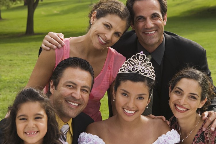 Una fiesta de XV años es una celebración de bienvenida a la edad adulta para las adolescentes.