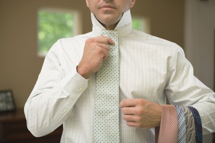 Selecciona la corbata adecuada para una buena apariencia.