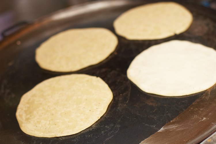 Calienta tus tortillas de maíz para evitar que se rompan.