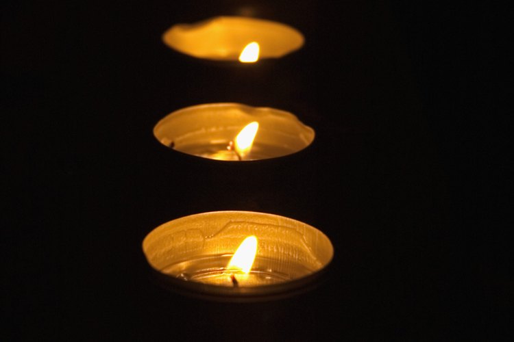 Coloca velas de té en una línea recta para crear un simple centro de mesa.