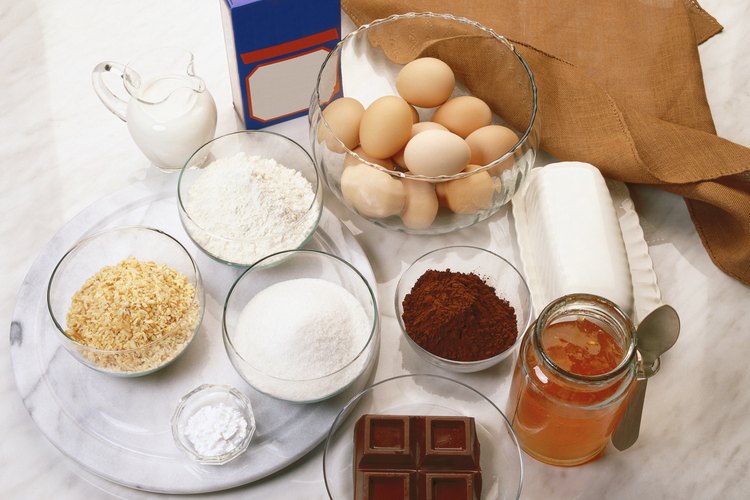Utiliza harina de almendra en lugar de la harina y miga de pan para darle un impulso saludable a tus platillos.