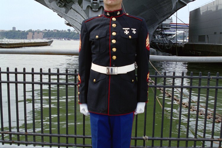 El sobretodo de uniforme de gala está hecho de lana.