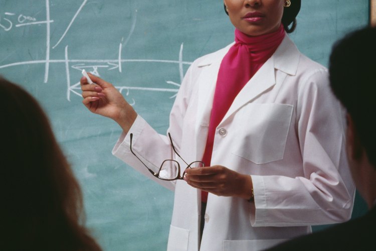 Algunos profesores de medicina tienen tanto un título de maestría como de doctorado.